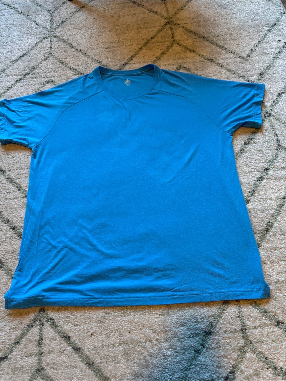 Alo Yoga Men’s - Triumph SS Tee in Azure /XL